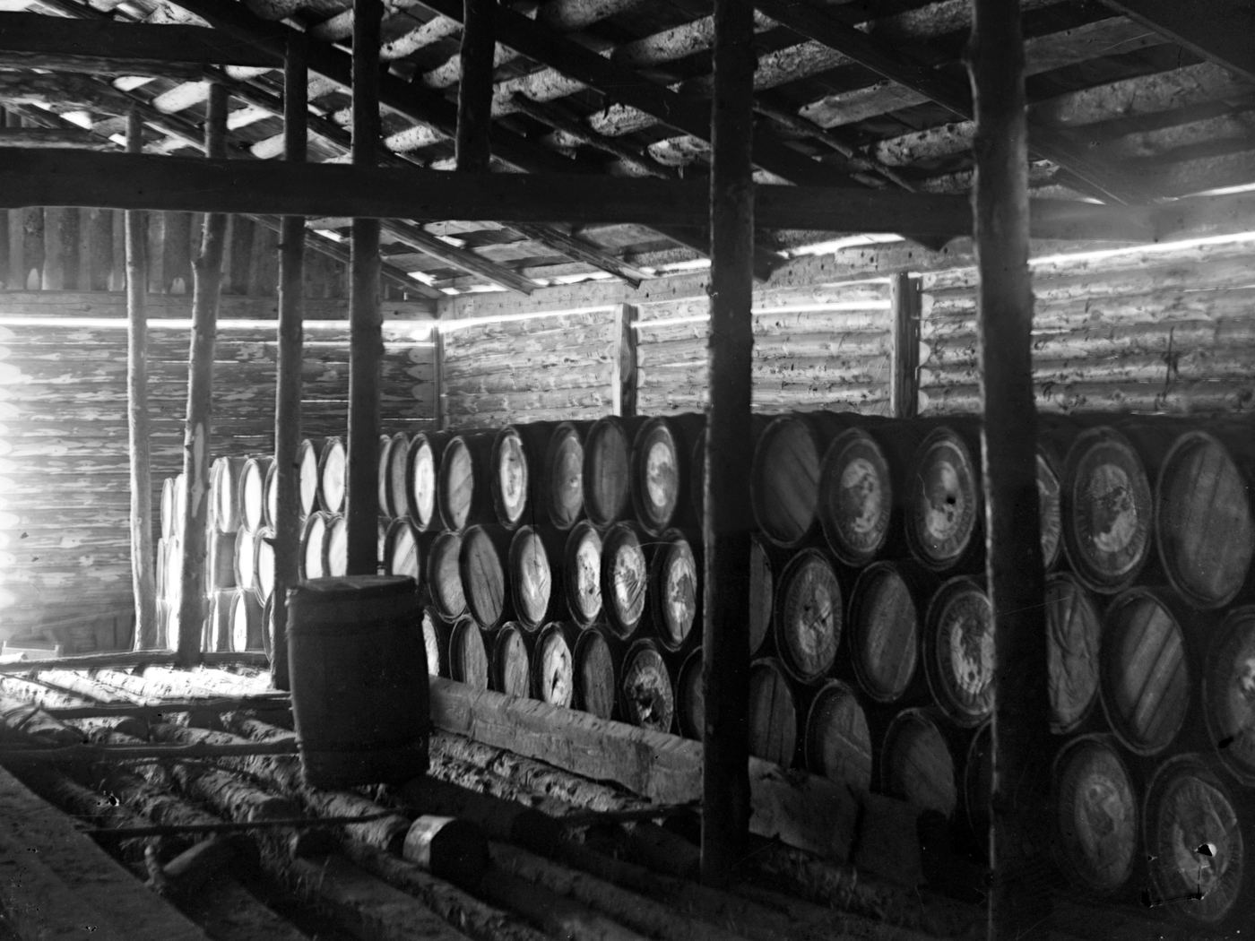 Деревянный склад с рядами бочек цемента, Кузьминское, 1912 год